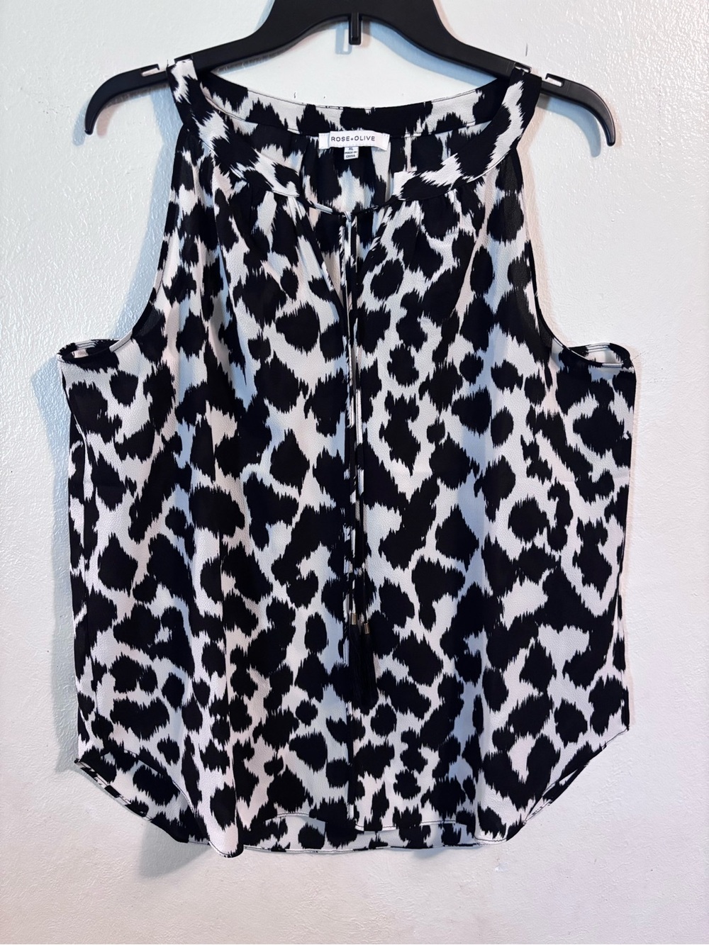Rose & Olive Black and White Tie-Front Sleeveless Blouse